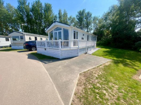Spacious 4 Berth Lodge With Wi-Fi Decking At Broadland Sands Ref 20055Sv